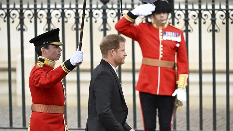 Experto en lenguaje corporal analiza caminata del príncipe Harry hacia la coronación de Carlos III: ¿arrogancia o desafío?