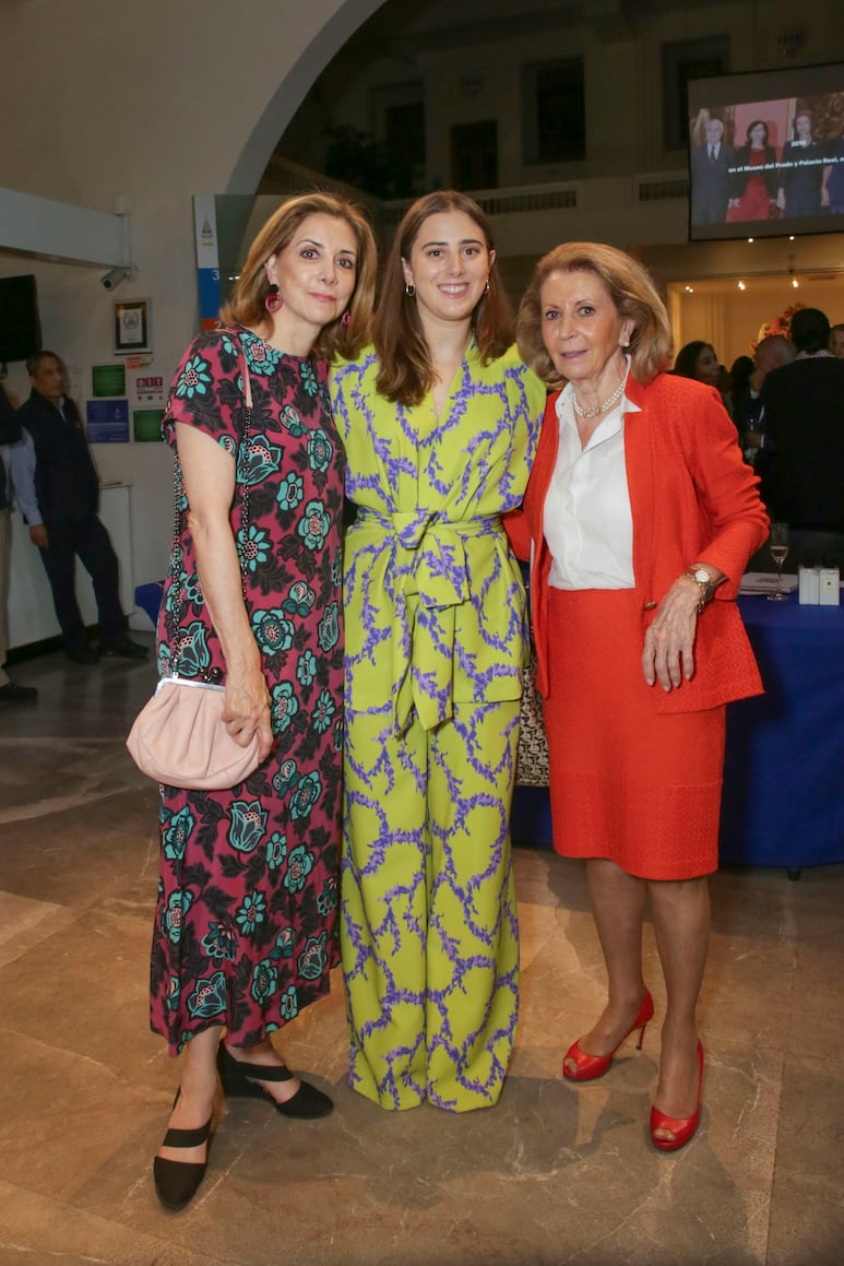 Reconocen trayectoria de Cándida Fernández de Calderón