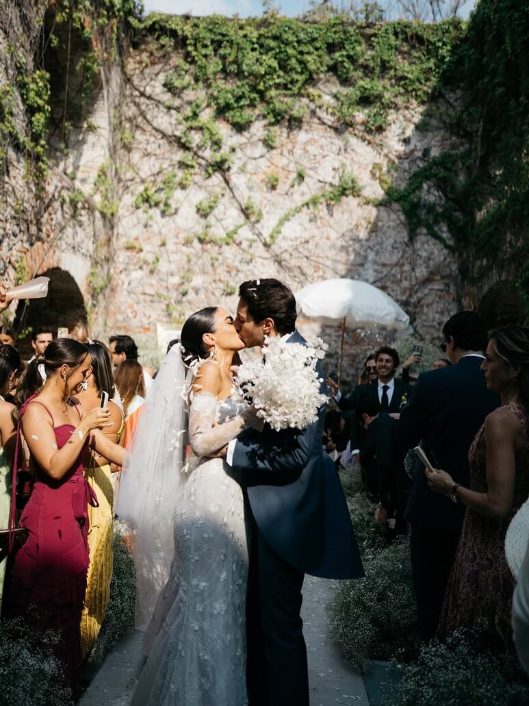 Beso en la boda de Andrés Zurita y Dani Hernández