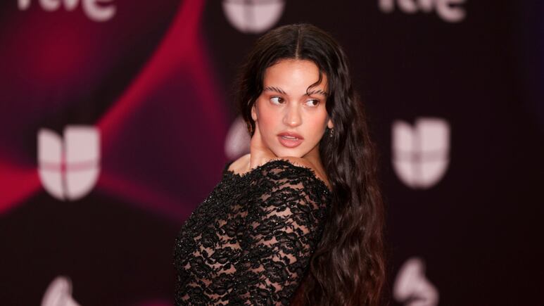 Latin Grammy 2023: Rosalía modela vestido negro con transparencias que SÍ reduce cintura