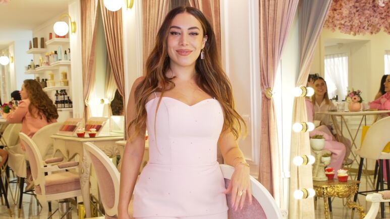 Celebra Ana Karen González la reapertura de su salón de belleza en Polanco