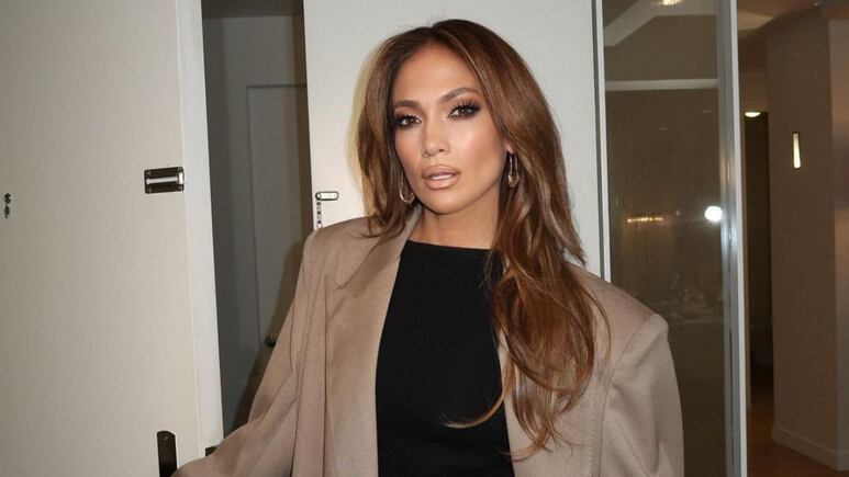 Jennifer Lopez luce rubio caramelo para morenas que arrasará en 2024