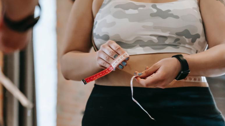 Esto debes hacer para desinflamar el abdomen RÁPIDO tras las fiestas de fin de año
