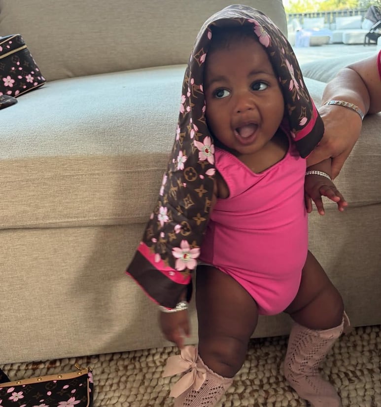 Blossom, hija de Cardi B, sonriente con una bolsa de lujo