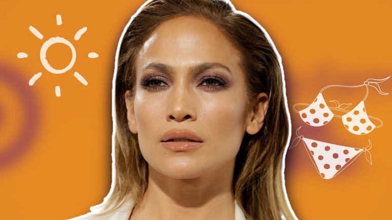 Jennifer Lopez da cátedra de estilo en la playa con falda larga y bikini blanco