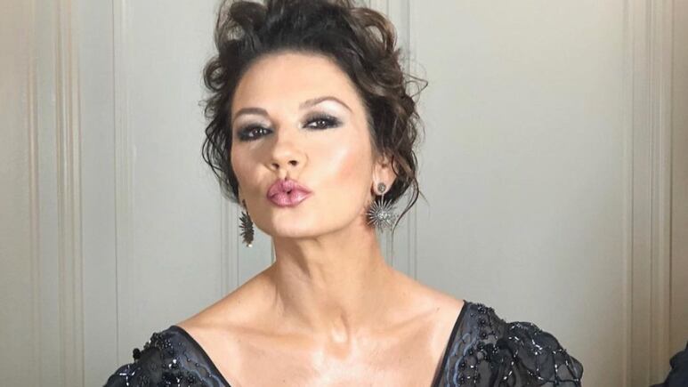 Así es como Catherine Zeta-Jones elimina vientre bajo y obtiene abdomen plano después de los 50