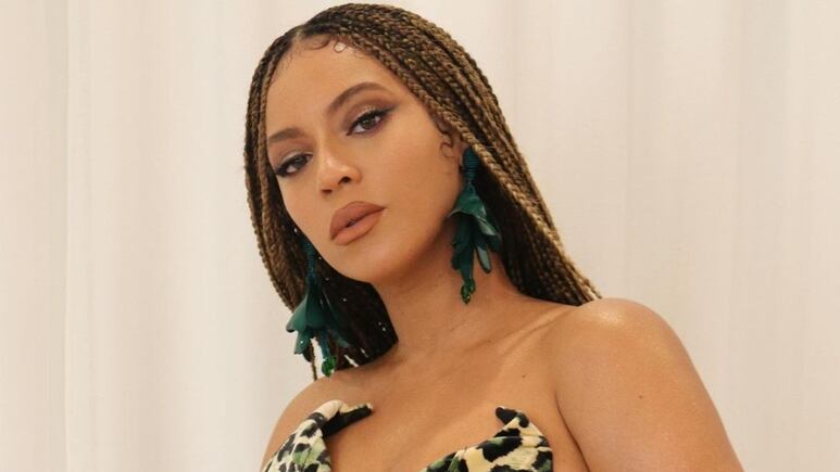 Beyoncé nos enseña a usar el balayage dorado y el flequillo cortina