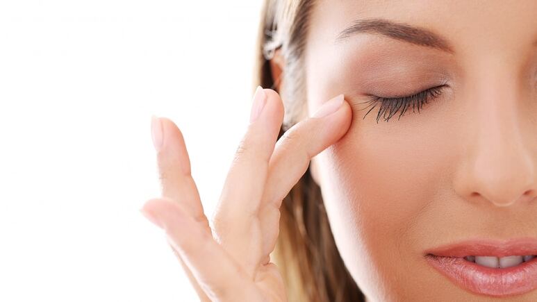 Bótox natural: Truco fácil para levantar los párpados caídos y cejas en minutos