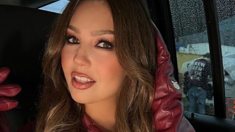 Thalía nos enseña a usar las botas de combate con tacón para lucir altas en el otoño