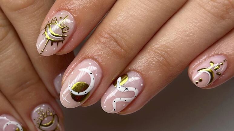 3 uñas acrílicas con lunas que rejuvenecen y aclaran las manos