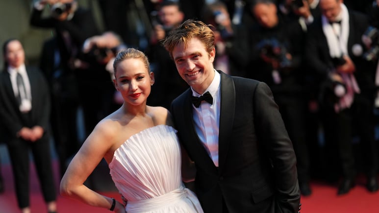 Jennifer Lawrence llega acompañada de Robert Pattinson y deslumbran en Cannes 2025
