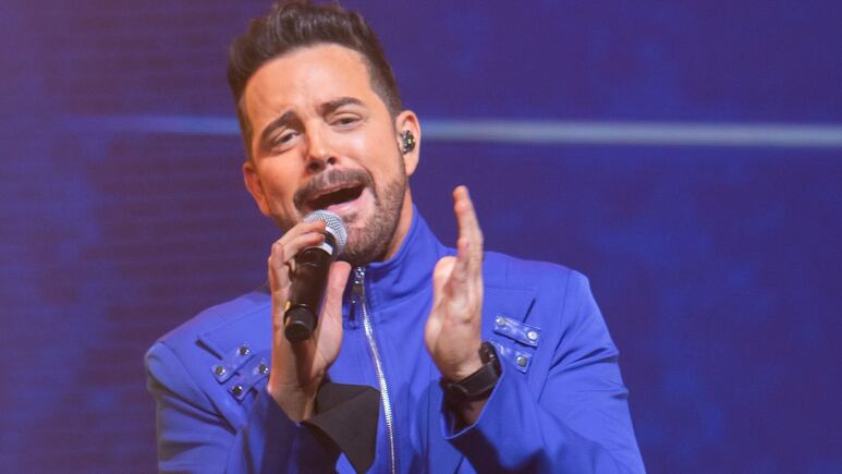 Mane de la Parra celebra con famosos en su concierto “Covers de mi madre”