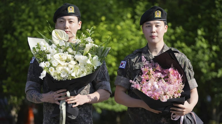 integrantes de BTS saliendo del servicio militar