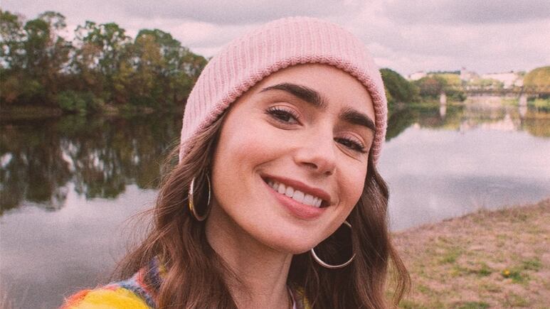 Lily Collins nos enseña a usar el traje sastre naranja con pantalón pata de elefante en esta primavera