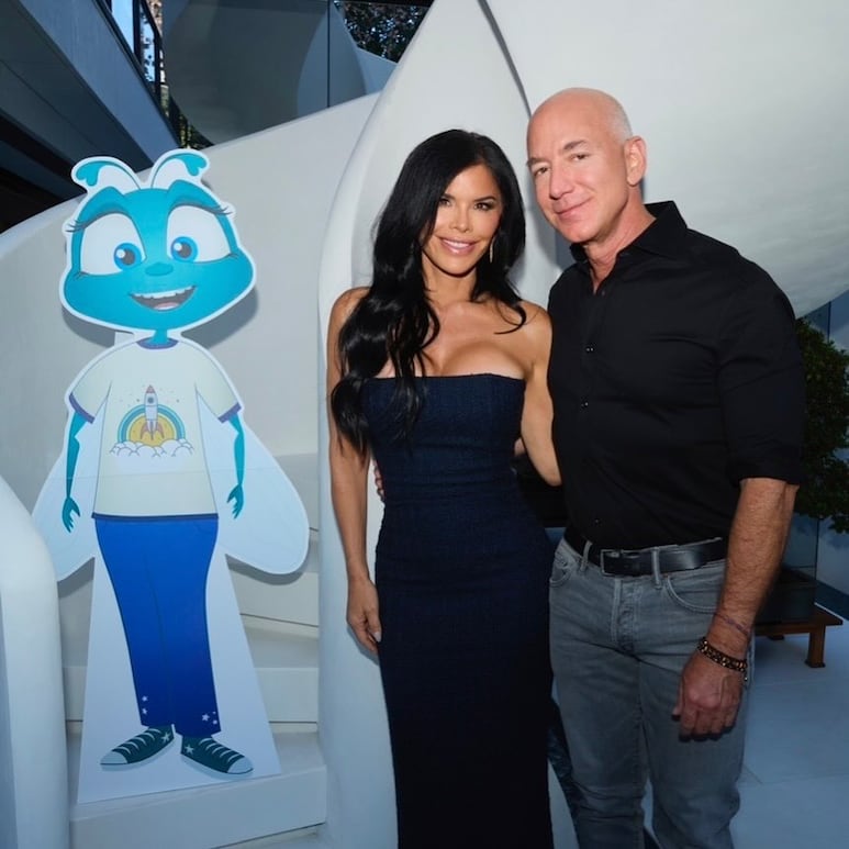 Jeff Bezos y su prometida Lauren Sánchez.