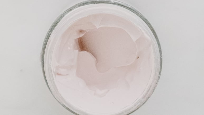 Crema hecha en casa con colágeno natural para eliminar arrugas y manchas