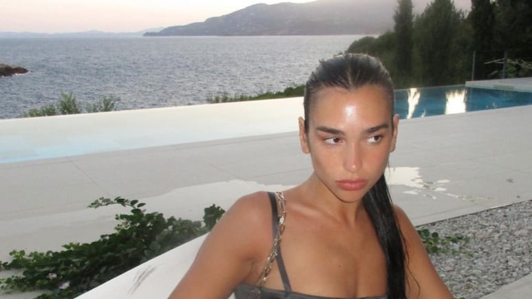 El secreto de Dua Lipa para lucir una nariz respingada y cara delgada en menos de 2 minutos