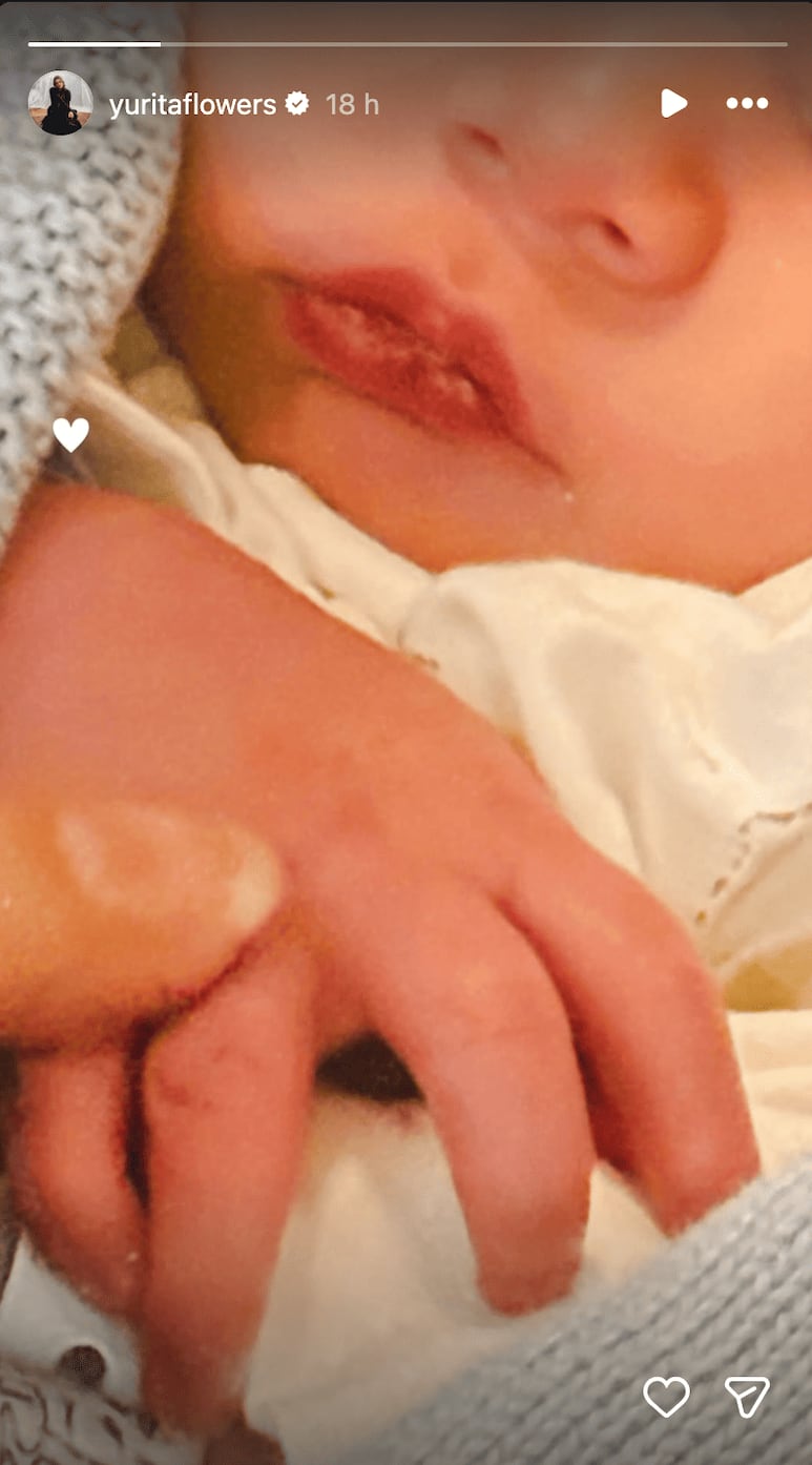 Yuridia presenta a su hijo Noah Valentín con enternecedora imagen