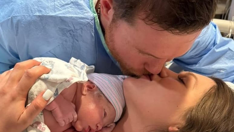 El boxeador Canelo Álvarez da la bienvenida a su quinta hija