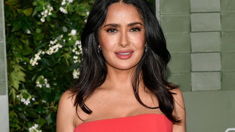 Salma Hayek impacta con vestido rojo y diminuta cintura junto a Penélope Cruz en los WSJ Innovator Awards 2024