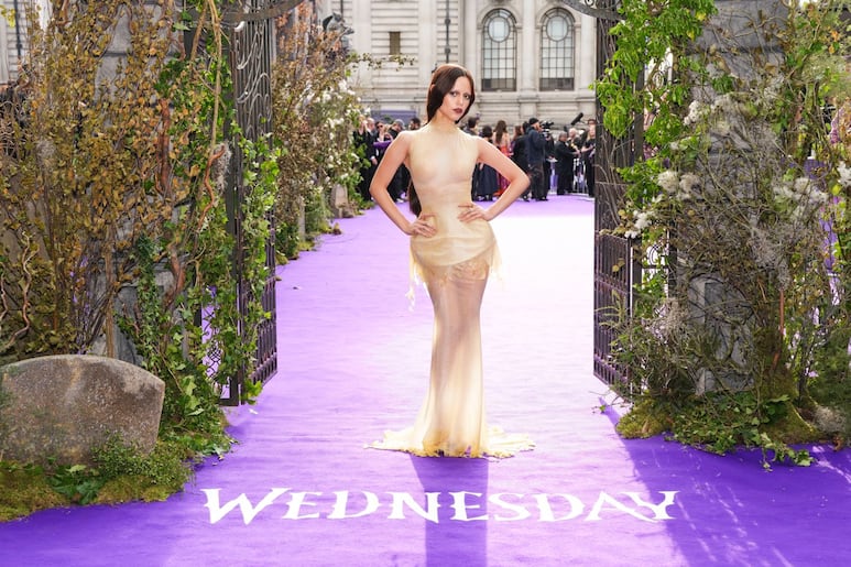 jenna-ortega-corset-latex-falda-sirena-premiere-wednesday-2