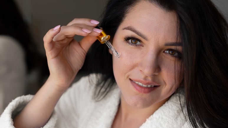 Rutina de skincare antienvejecimiento, cómo cuidarte y tener una piel joven