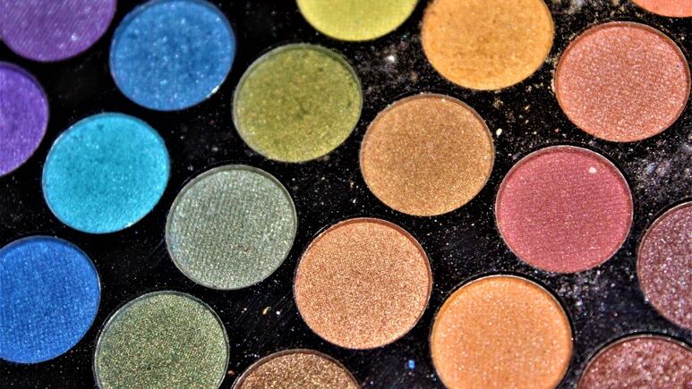 Sombras de ojos brillantes y metálicas las reinas de esta temporada