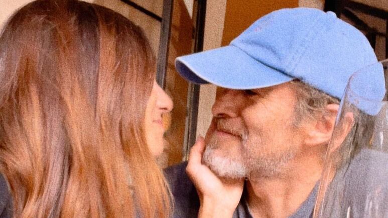 Demián Bichir posa desde Nueva York con su joven novia