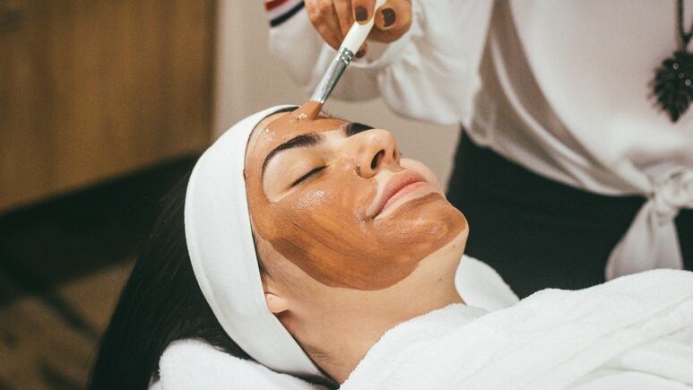 Técnica coreana: Mascarilla con polvo para hornear para aclarar el rostro y tener piel de porcelana