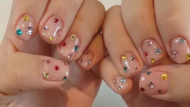 3 uñas acrílicas con cristales que debes usar en otoño para lucir manos jóvenes