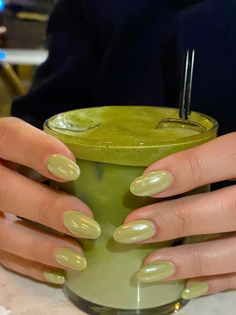 Uñas color verde matcha con diseño glaseado