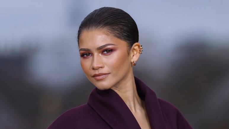 Zendaya hace 1 ejercicio acostada para tener abdomen plano y levantar glúteos
