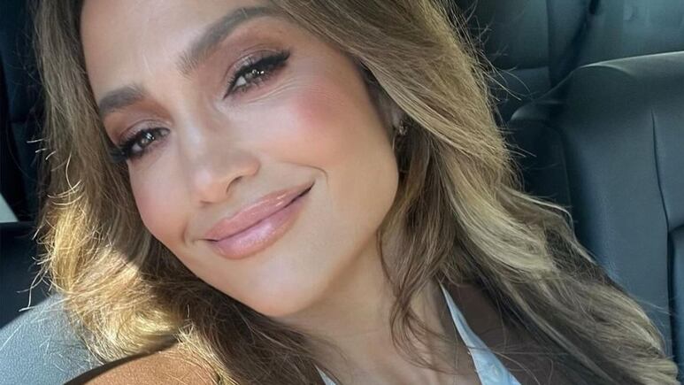 Uñas Rich Girl: Jennifer Lopez presume las manicura NUDE más elegante para ir a la oficina en otoño