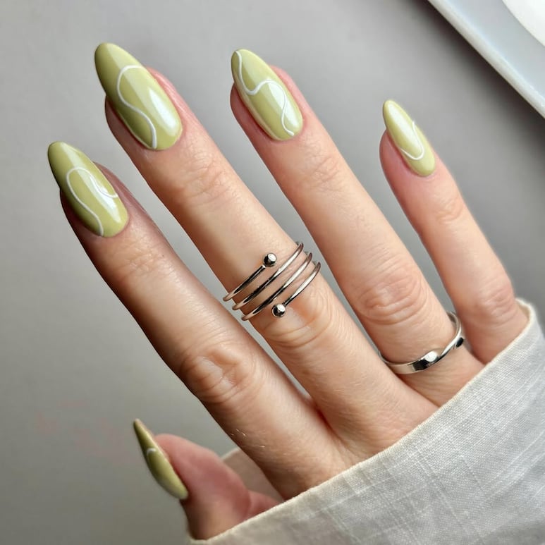 Uñas minimalista té matcha