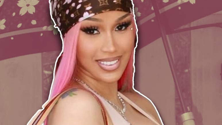 Cardi B sostiene a su hija Blossom por primera vez en fotos compartidas en Instagram
