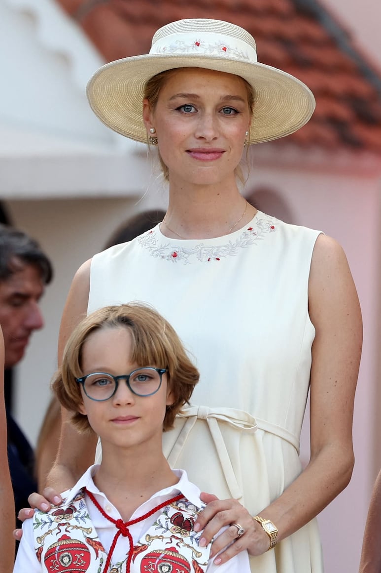 Beatrice Borromeo con vestido amarillo mantequilla