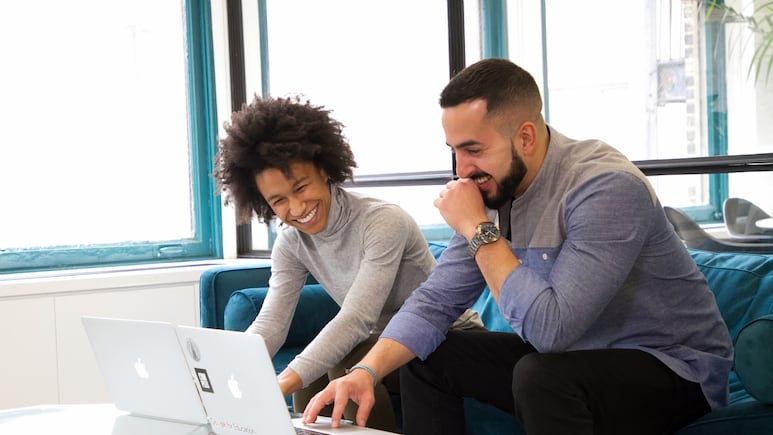 ¿Cómo saber si le gustas a un hombre en el trabajo? 5 señales que lo delatan