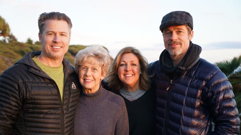 Brad Pitt con sus hermanos y madre Jane Pitt en una foto familiar