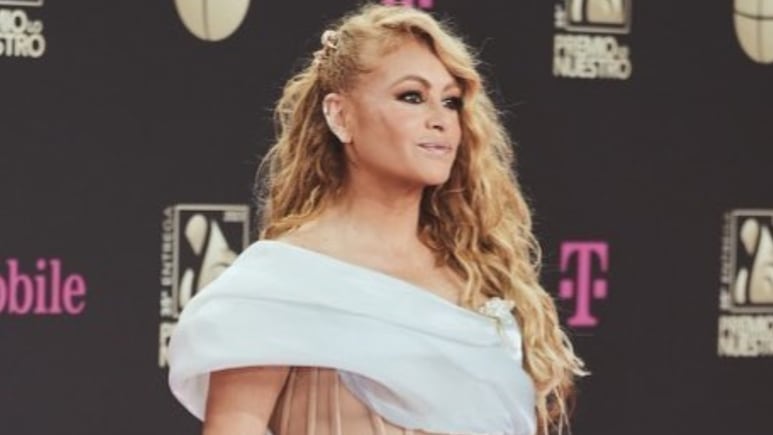 Premios Lo Nuestro 2023: Paulina Rubio presume vestido asimétrico que alarga las piernas al instante a los 50