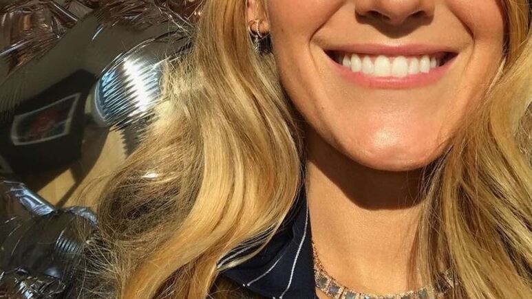 Blake Lively luce un estilo Serena Van der Woodsen con vestido metálico y diseño de uñas florales