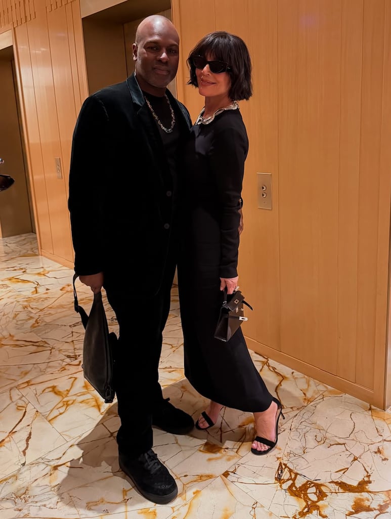 Kris Jenner y Corey Gamble paseando por París