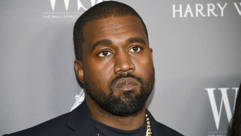 Kanye West se cambia el color de piel con máscara de látex por esta razón: FOTO