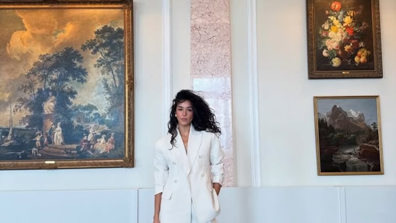 El traje oversize blanco de Ale Capetillo que querrás llevar a la oficina este verano