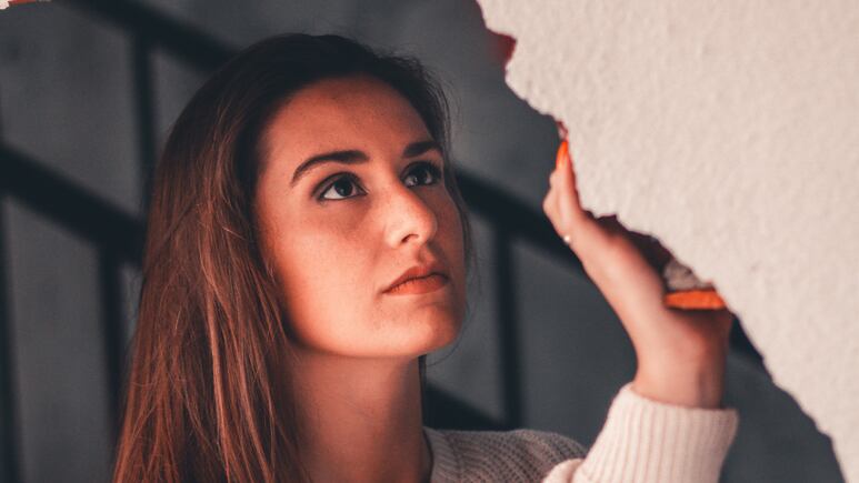 ¿Por qué debes tirar los objetos rotos y NO arreglarlos, según el Feng Shui?