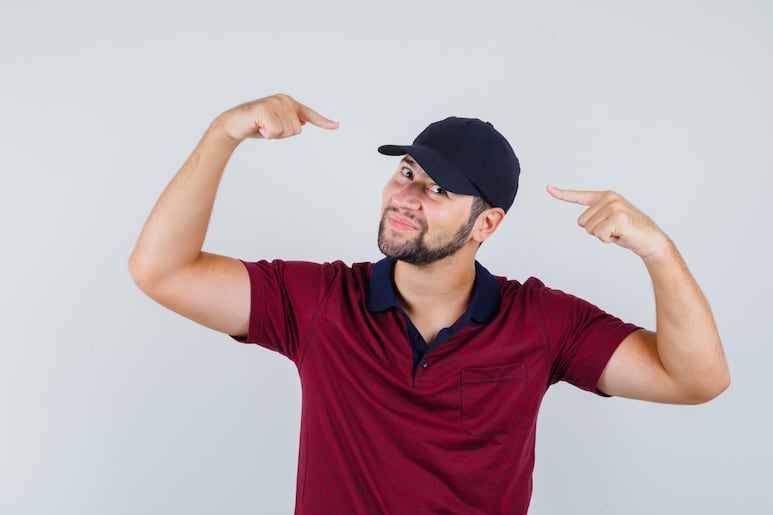 hombre con gorra