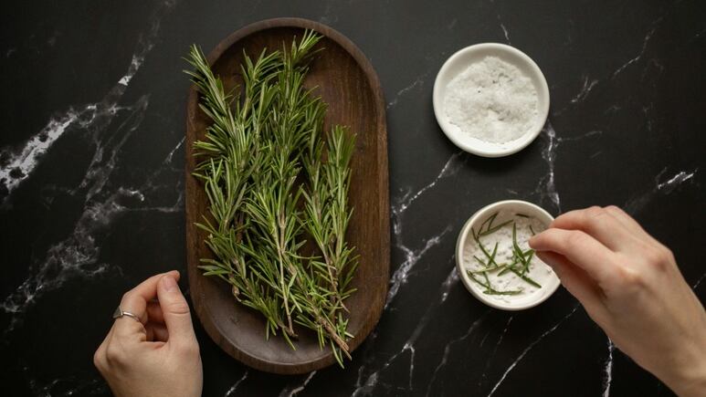 Esta es la hierba aromática que mejora la memoria si lo incluyes en tu dieta