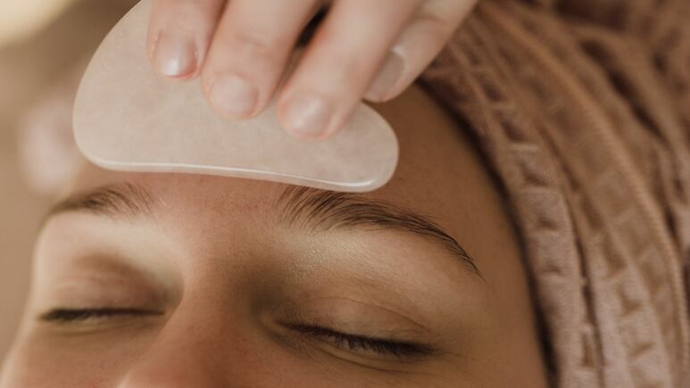 Piel de porcelana: Truco fácil para eliminar arrugas del entrecejo