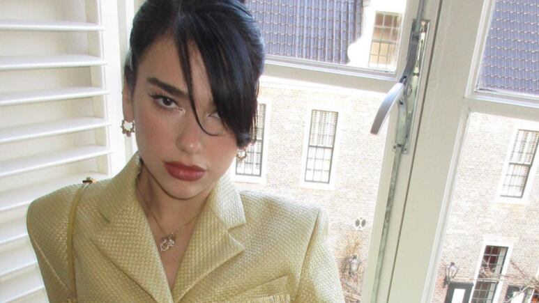 Dua Lipa modela el traje de baño rosa con amarillo que regala glúteos perfectos