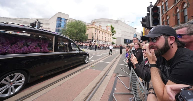 Funeral de Ozzy Osbourne en Birmingham con fans coreando su nombre