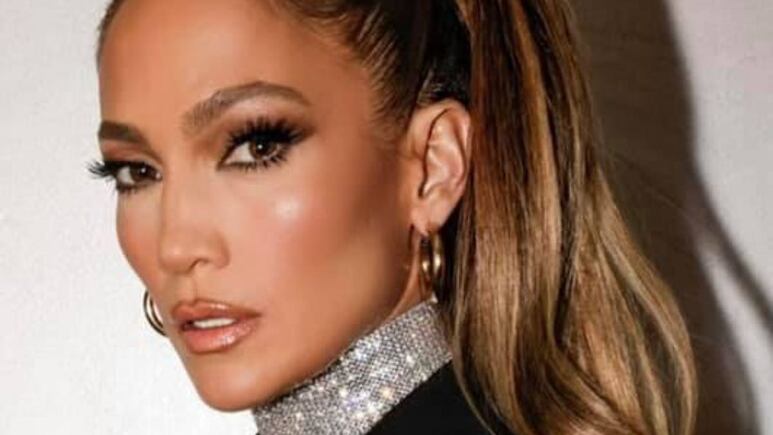 Jennifer Lopez modela traje de baño blanco que define la cintura y resalta las piernas a los 50